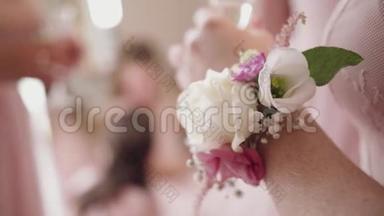 婚礼上女人手腕上的胸花